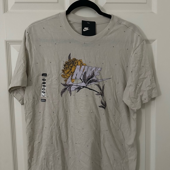 NIKE Graphic Shirt - Picture 1 of 2